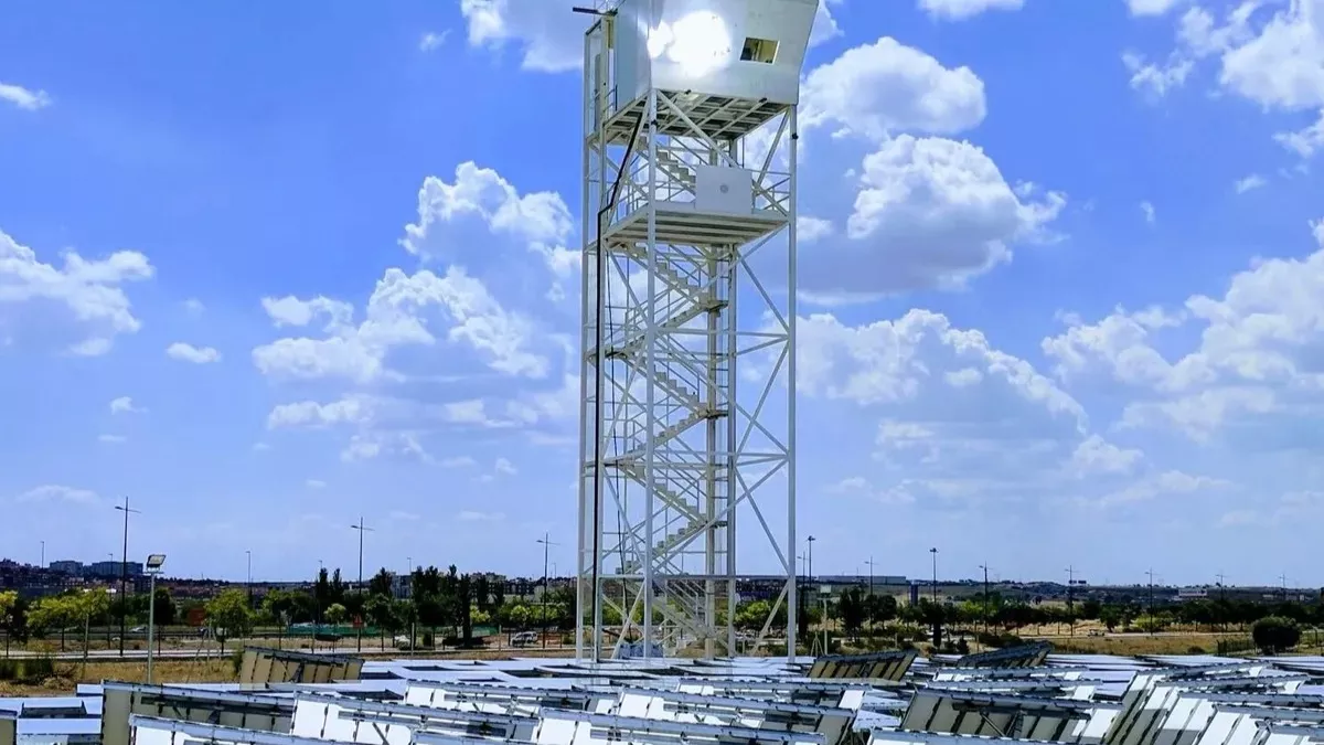 A napelemes torony, amely szén-dioxid-semleges üzemanyagot gyárt